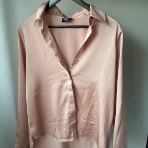 Blus - Fin rosa skjorta från Twist&Tango 🩷 använd 1 gång, 100% återvunnen polyester 💕