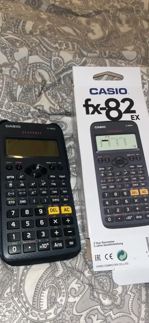 Miniräknare  - Fungerar som den ska finns även kartong och bruksanvisning.  Nypris ca 299kr