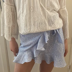 Volangkjol - Supersöt volangkjol i fin blå färg.  Sparsamt använd och inga defekter. Perfekt nu till sommarn🤩👌🏻