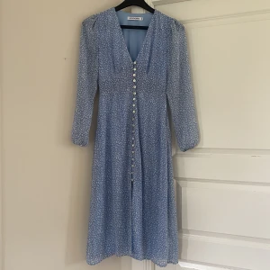 Ljusblå Adoore Paris klänning - Ljusblå Adoore Paris klänning ”Pris Dress Printed Blue” Endast använd två gånger så i nyskick Supersuperfin klänning 