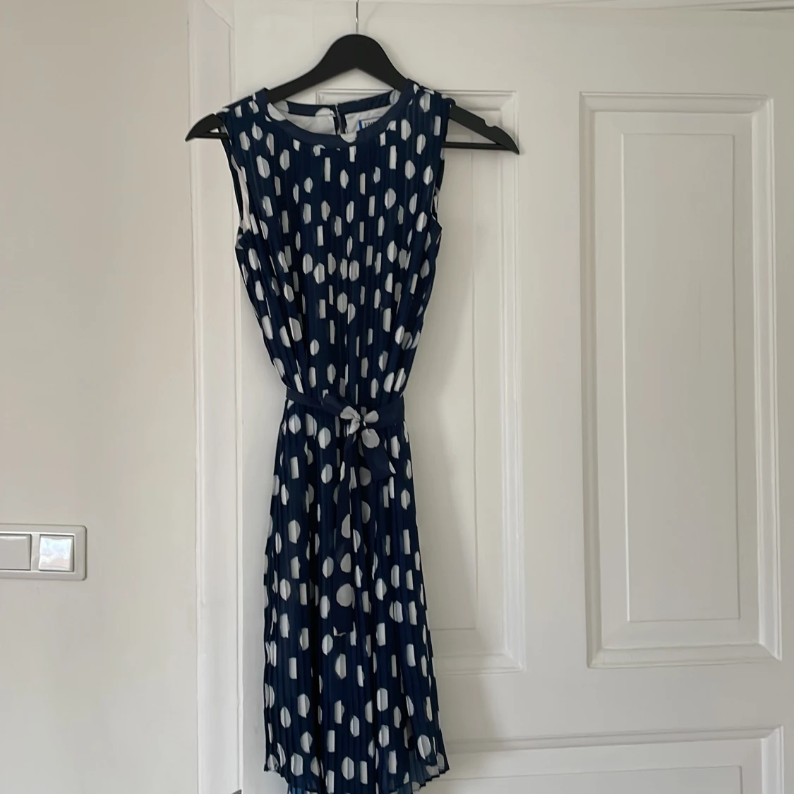 Finklänning marinblå med vita prickar