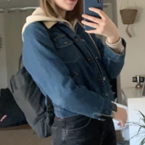 Jeansjacka - Något fodrad jeansjacka köpt på second hand. I väldigt gott skick. Hör gärna av er om ni vill ha fler bilder. 