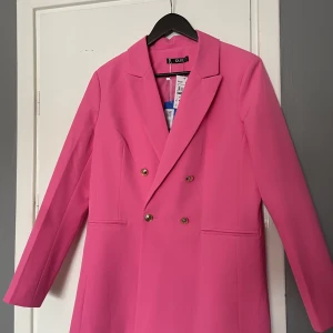 Kavaj - Rosa kavaj från Quiz i storlek 40.