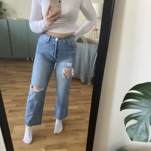 Raka Jeans från H&M - Snygga raka jeans från H&M med slitningar, väldigt mjuka och sköna. Storlek 36 men något liten i storlek.  fickor både fram och bak. knäpps med knappar. Fint skick 