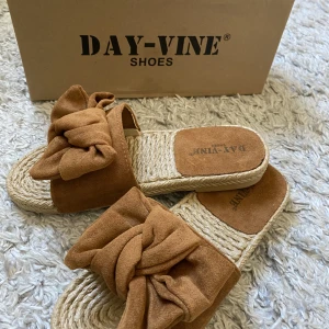 Tofflor / sandaler  - Tofflor från day-vine, köpta på raglady som tyvärr aldrig kommit till användning. Helt som nya i skicket, box medföljer🫶🏼