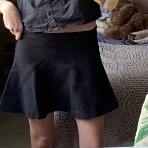 Supersöt svart kjol - Söt svart kjol i stickat material typ💞köp ej frakt via appen!💞