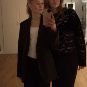 Svart långkjol - Säljer denna svarta långkjolen från hm, köpt förra året. Kan skicka fler bilder!!