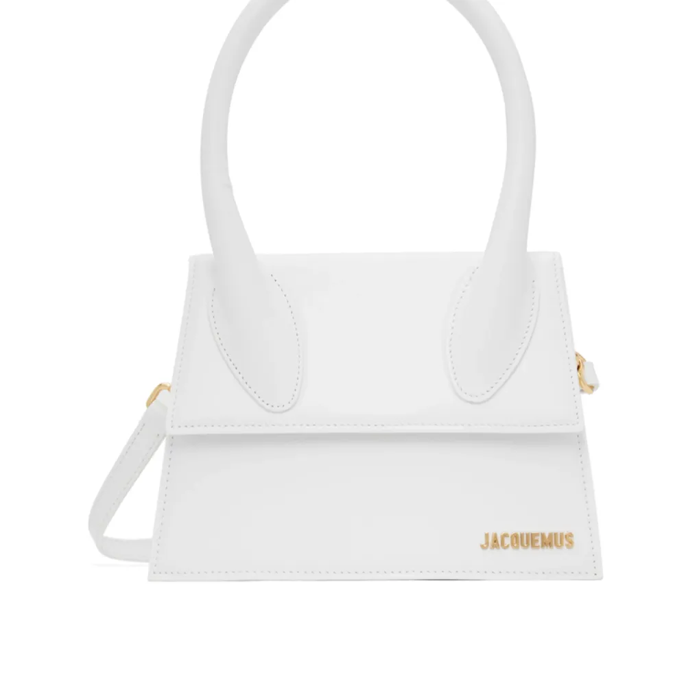 JACQUEMUS White ‘Le Grand Chiquito’ Bag Använt fåtal gånger. Säljer pga att den inte kommer så mycket till användning. I väldigt bra skick. Axelrems följer med.  Nypris : 8900kr. Väskor.