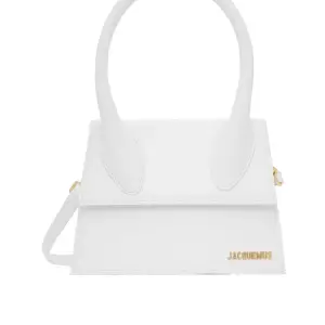 JACQUEMUS White ‘Le Grand Chiquito’ Bag Använt fåtal gånger. Säljer pga att den inte kommer så mycket till användning. I väldigt bra skick. Axelrems följer med.  Nypris : 8900kr
