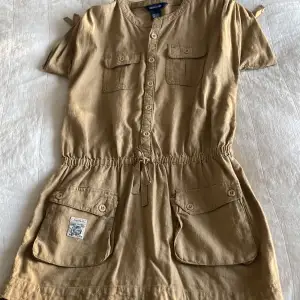 En jätte jätte fin beige Ralph Lauren klänning med lite vintage känsla💕 Kläningen är i barnstorlek. Jätte bra skick har bara använt den cirka 5 gånger. Säljer på grund av att den är för liten💕