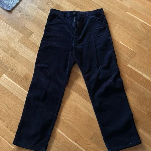 Carhartt Manchester byxor  - Carhartts single knee pant i Manchester material. Sköna och luftiga. Sitter bra över skorna 👍