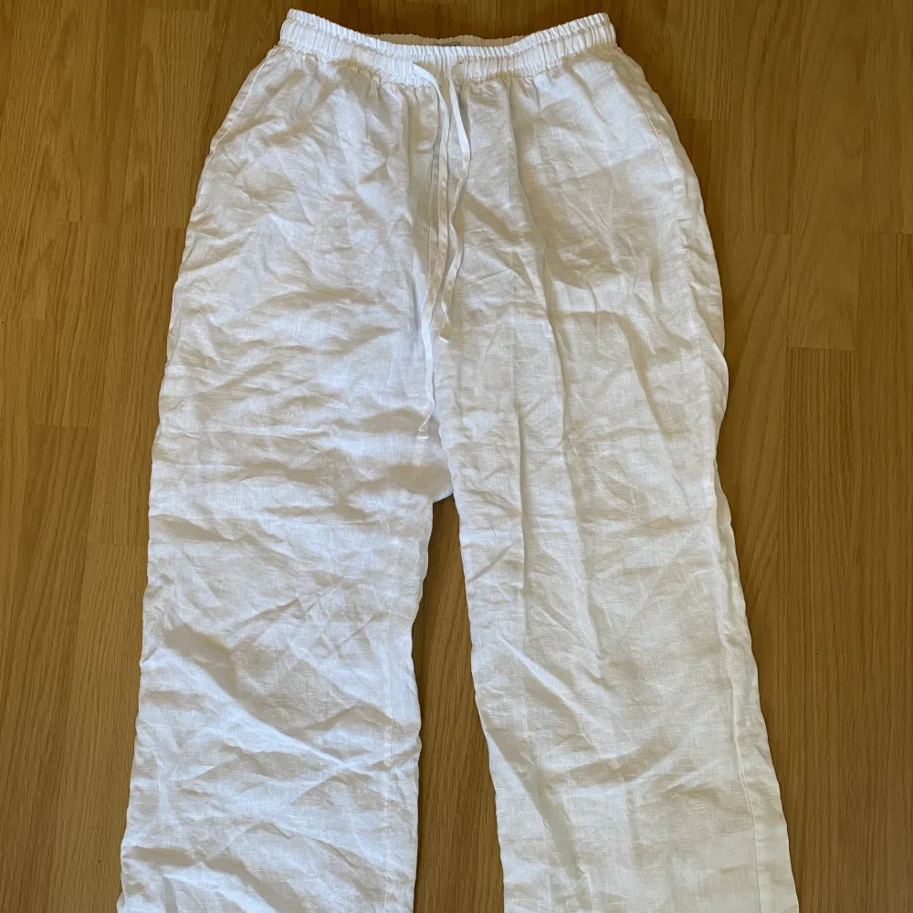 Vita linnebyxor från madlady, aldrig andvända, storlek S. Köpta för 649kr säljer för 450!. Jeans & Byxor.