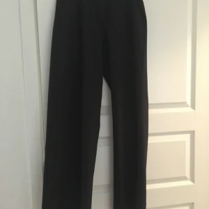 Madlady kostymbyxor - Säljer ett par svarta kostymbyxor i modellen ”bionic suit pants” från madlady då de tyvärr är för stora för mig. 