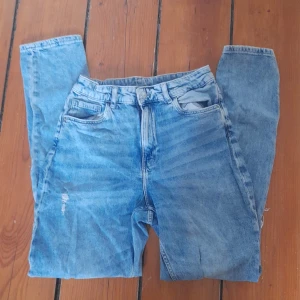 Highwasted jeans - Blåa  Highwasted Storlek 164 Använda 30 gånger kanske men i väldigt bra skick Loose fit/ slim