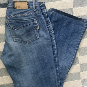 Lågmidjade Bootcut jeans -  storlek 29 midjemåttet är ungefär 80cm och innerbenslängden är ca 77cm, passar någon under 165 TRYCK INT PÅ KÖP NU