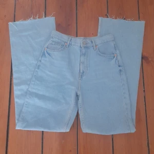 Highwaisted jeans - Strolek S Highwasted Ljusblå Baggyfit Aldrig använda