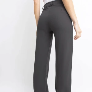 Kostymbyxor - Säljer dessa kostymbyxor från Madlady. Är själv 179 och de är perfekta i längden för mig! Köpta för 600kr och säljer för 250kr. Lite noppriga som man ser på sista bilden men inget som syns tydligt. Säger pga kommer inte till användning längre. 