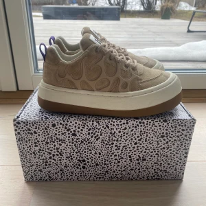 Eytys Sonic Suede - Eytys sonic suede sneakers i bra skick, endast använda ett fåtal gånger. Levereras i originalbox tillsammans med dust bag.
