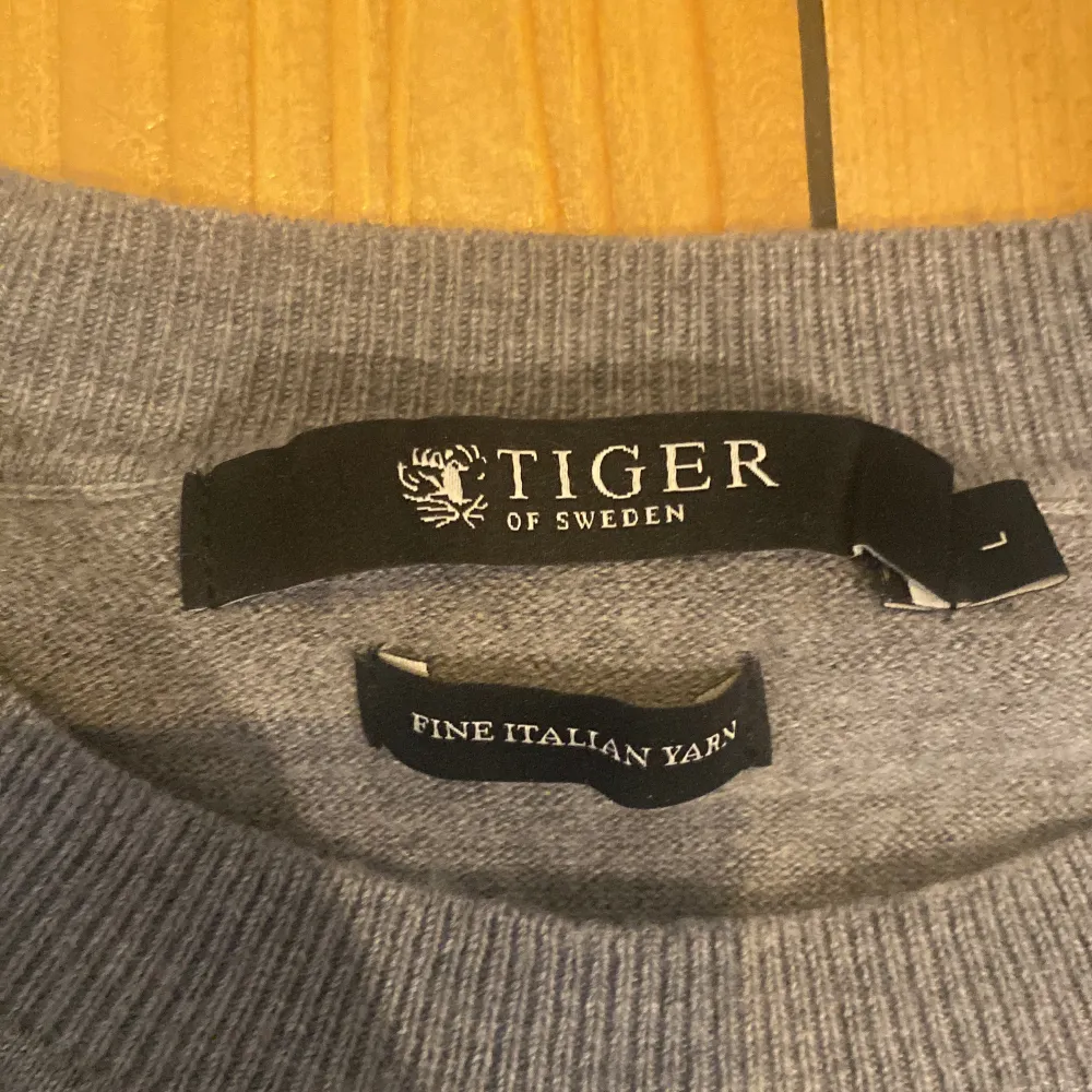Grå tiger of Sweden tröja. Det står att den är storlek L men passar bäst på M/S Nyskick använd max 5 gånger.. Stickat.