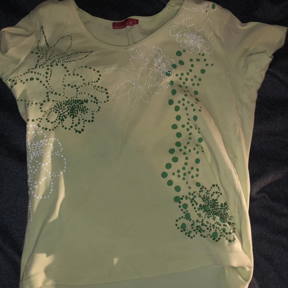 grön, gullig tröja med många detaljer, köpt från secondhand . T-shirts.