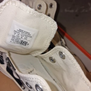 En jätte fint convers barn skor - Supersnygga Converse sneakers. Väldigt bra skick. Används bara några gånger. Storlek 32 