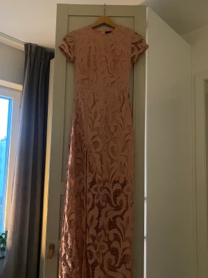 Lång klänning  - Lång spetsklänning i rosa/nude färg.  