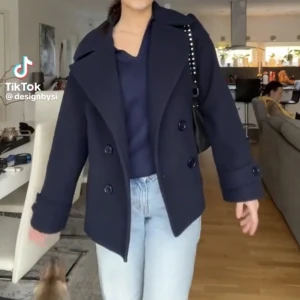 BYTE av design by si kappa - Hej! Jag söker efter någon som kan tänka sig att byta sin design by si kappa i färgen dark navy med min i färgen navy? Min jacka är helt oanvänd och har prislappen på!🌟Anledningen till att jag inte returnerar och byter färg är för att den är slutsåld! 💗