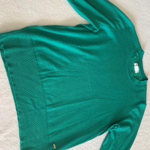 Lång ärmad tröja - Den är ny och använd bara några gånger. 