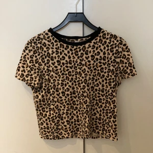 Leopard Mönstrad T-Shirt 🤎💛🧡 - Skön och lätt tshirsa att bära när det börjar bli varmare väder 💛