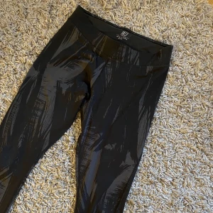 Träningstights - Ett par mönstrade träningstights med en justerbar midja med snörning.