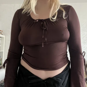 långärmad topp - Supersöt långärmad med vida armar och små rosetter, bortklippt lapp men sitter som S/M