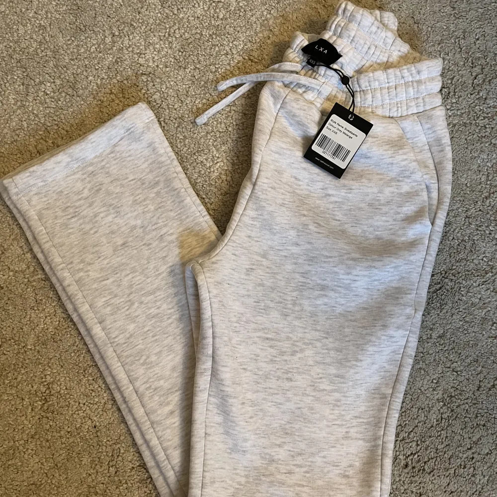 LXA sweatpants i färgen grey melange, storlek XXS. Helt nya, endast testade! . Jeans & Byxor.