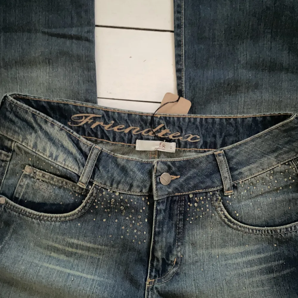 Lågmidjade jeans som aldrig kommit till användning för mig. Lappen är kvar också! Köpt secondhand. Priset är diskussionbart 🌟 Skriv privat om du vill se dom på. Jeans & Byxor.