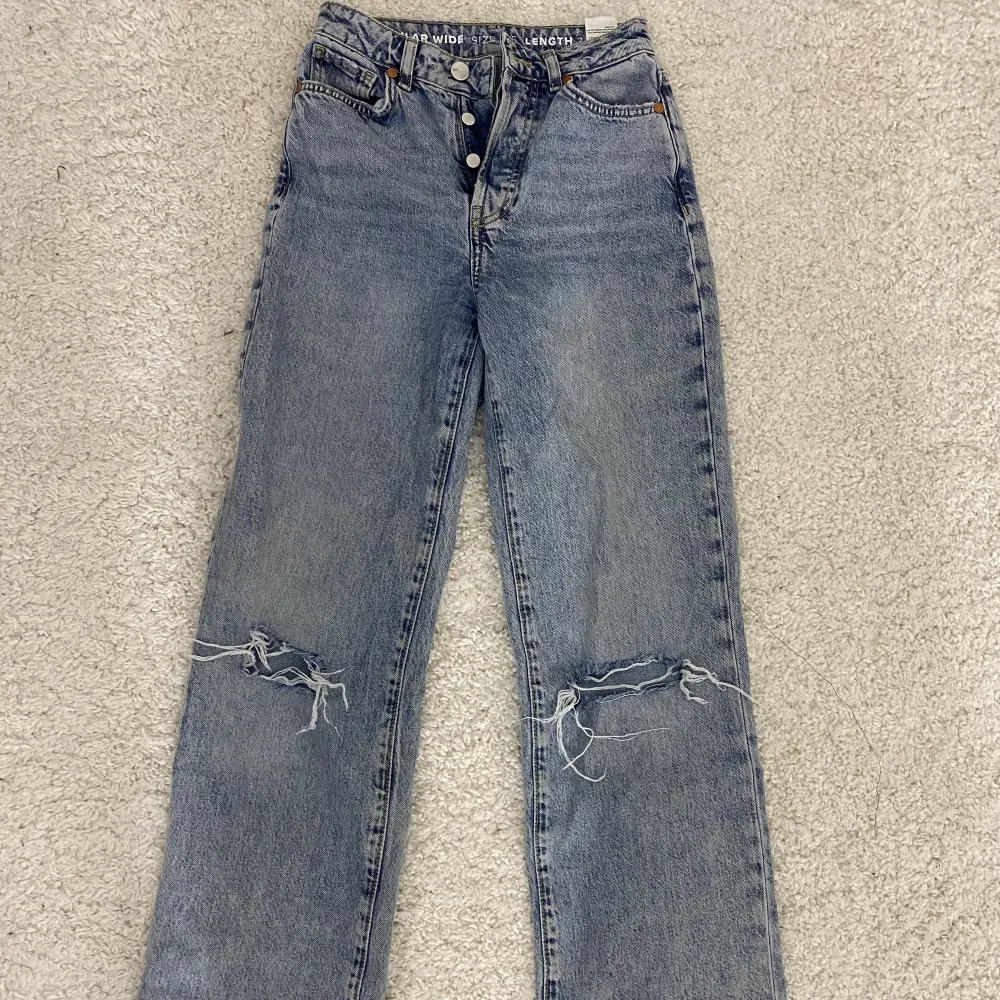Säljer nu dessa jeans från bikbok, ganska använda men inget som syns! 🩷 Passar någon som är 170 och neråt. 🩵. Jeans & Byxor.