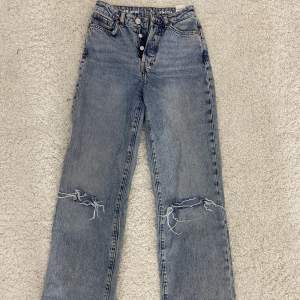Säljer nu dessa jeans från bikbok, ganska använda men inget som syns! 🩷 Passar någon som är 170 och neråt. 🩵