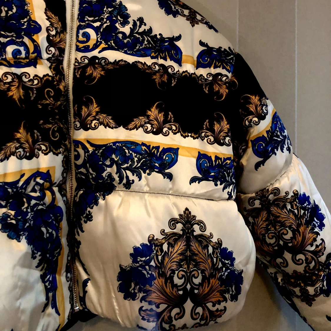 Pufferjacka med fantastiska mönster - 90