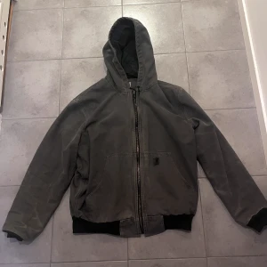 Carhartt work jacket  - Riktigt snygg carhartt work jacket. Stor storlek L men sitter mer som en M. Säljer den på grund av att den var för stor för mig. Pris går att diskutera!