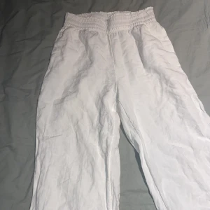 Linnebyxor  - Fina och sköna linnebyxor från HM.  De  är högmidjade, men om man vill ha lågmidjade så går de att vika ner kanten. De köptes på plick för cirka ett år sen men har blivit lite försmå tyvärr🤍🤍