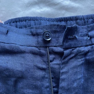 Båa Linnebyxor - Blåa linnebyxor i bra skick utom att snöret till de försvunnit. (Syns på bilden). Storlek 46/ 31W och 32L. Kontakta för mer bilder.