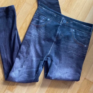 jeggings  - Mörkgråa jeggings eller tights med jeansliknande tryck. Sitter som vanliga tights. Väldigt mjukt material och super stretch! Fickorna är ”riktiga” se bild 2. Väldigt sköna 😊 Skriv gärna vid intresse. Pris kan alltid diskuteras!