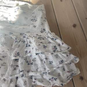 Jätte söt volang kjol i storlek xs 🤍 använd några gånger men inga tydliga defekter! Nypris 299kr och säljer för 199 + frakt