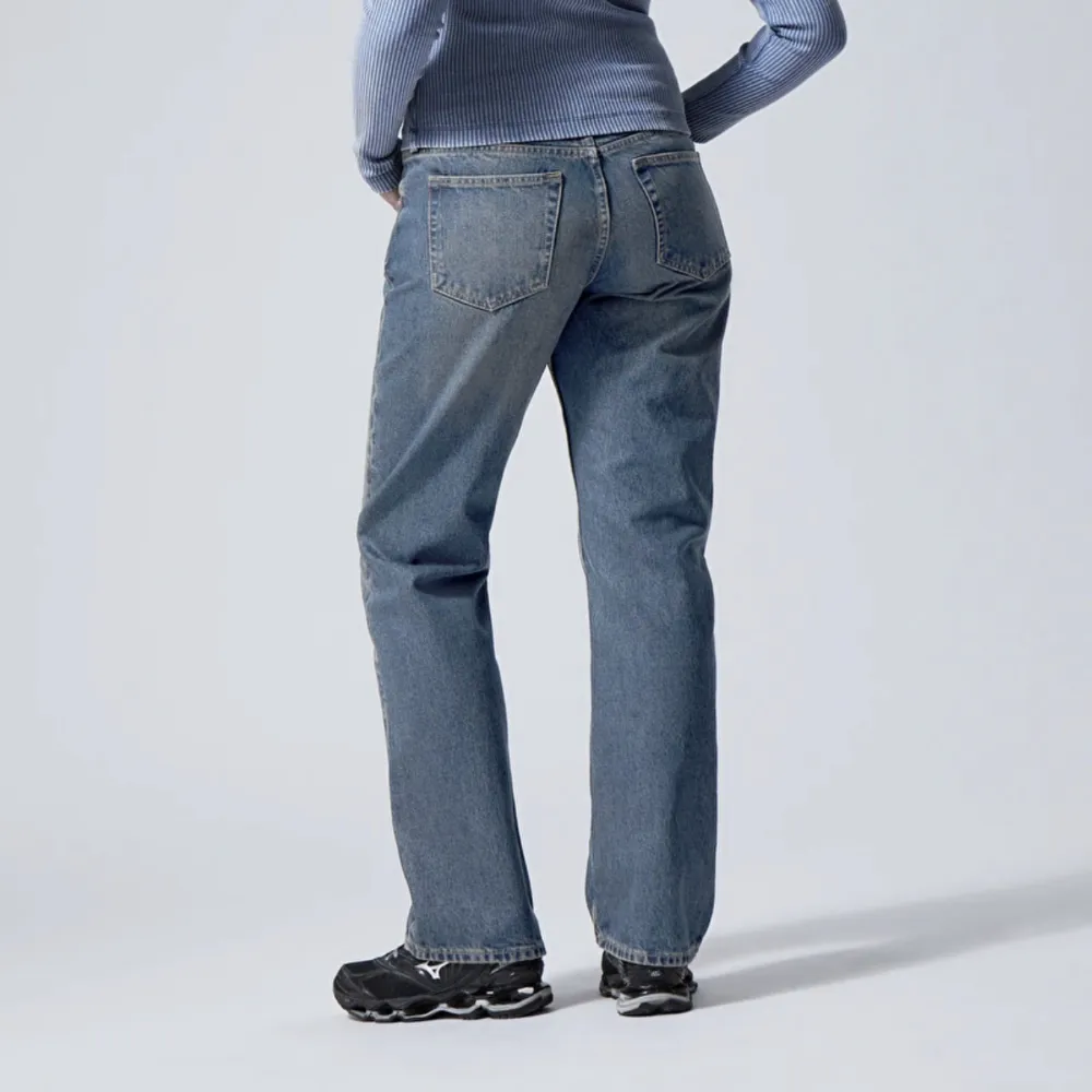 Jättesnygga lågmidjade jeans från Weekday! Använda fåtal gånger, säljer pågrund av att jag inte använder dom längre💗köparen står för frakten. Jeans & Byxor.