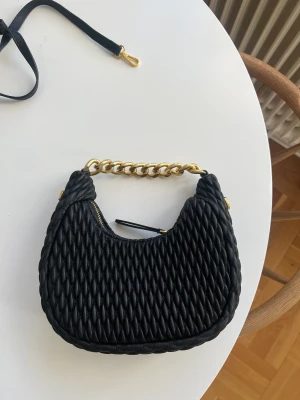 Slutsåld väska mango - Slutsåld väska från mango!  Använd 1 gång, köpt utomlands så därför jag ej kan lämna tillbaka den 