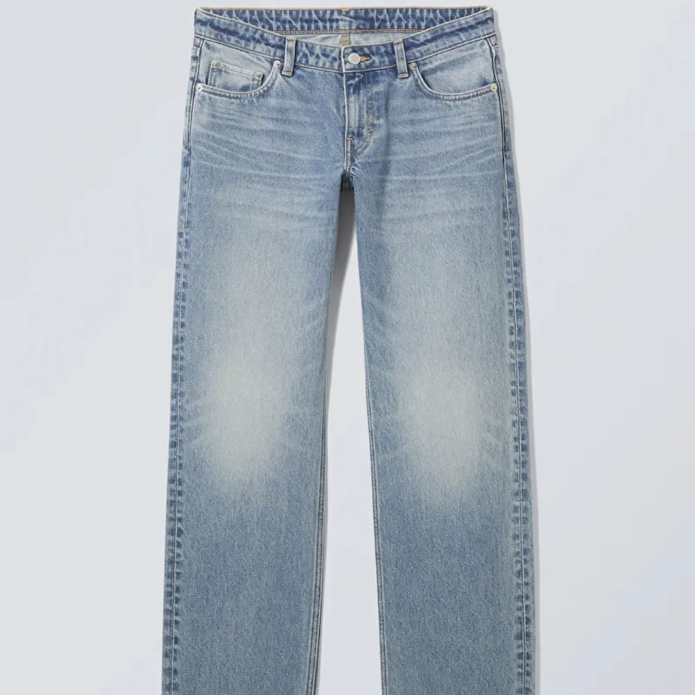 Arrow low jeans ifrån weekday, storlek 27/30 , skriv privat för egna bilder. . Jeans & Byxor.