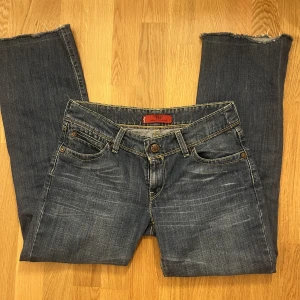 Lågmidjade levis jeans - Lågmidjade Levis jeans köpta på second hand. Får inte längre någon användning av dem därför säljer jag. Midjemått..78 cm och innerbenslängd…ca 70 cm. För fler frågor kontakta mig💘