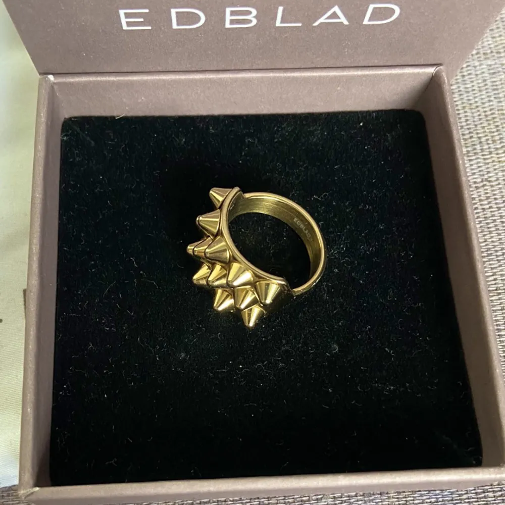 Säljer nu min edblad peak ring i färgen guld, strl L (18,5mm). Den är endast använd ett fåtal gånger och är i nyskick. Orginalbox ingår såklart. Köptes för 400, säljer nu för 250. Skriv vid fler frågor eller vid några funderingar! . Accessoarer.