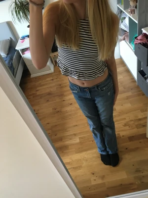 Randig sommarlinne - Blå vit randig bomulls linne av märket ”DIVIDED” från hm. Frakt tillkommer på 30 kr❤️