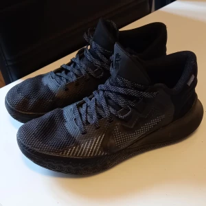 Nike performance Kyrie flytrap 5 - Gott skick, sparsamt använda. Storlek 40, innermått 25 cm.