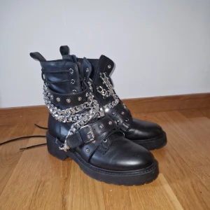 Steve Madden Kängor - Steven Madden Temina  Griva svara köngor med kedja använda fåtal gånger. Super fina och sköna kängor. 