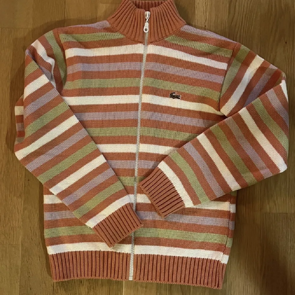 Säljer denna superfina tröja då den tyvärr var för liten för mig💔Jättefin och fräsch, färgerna är skarpare i verkligheten. . Tröjor & Koftor.